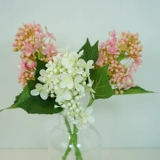 Маленькая свежая и простая симуляция Цветок Dingxiang Hydrangea Flort Fruit рука держит маленький цветочный пакет кофейный столик