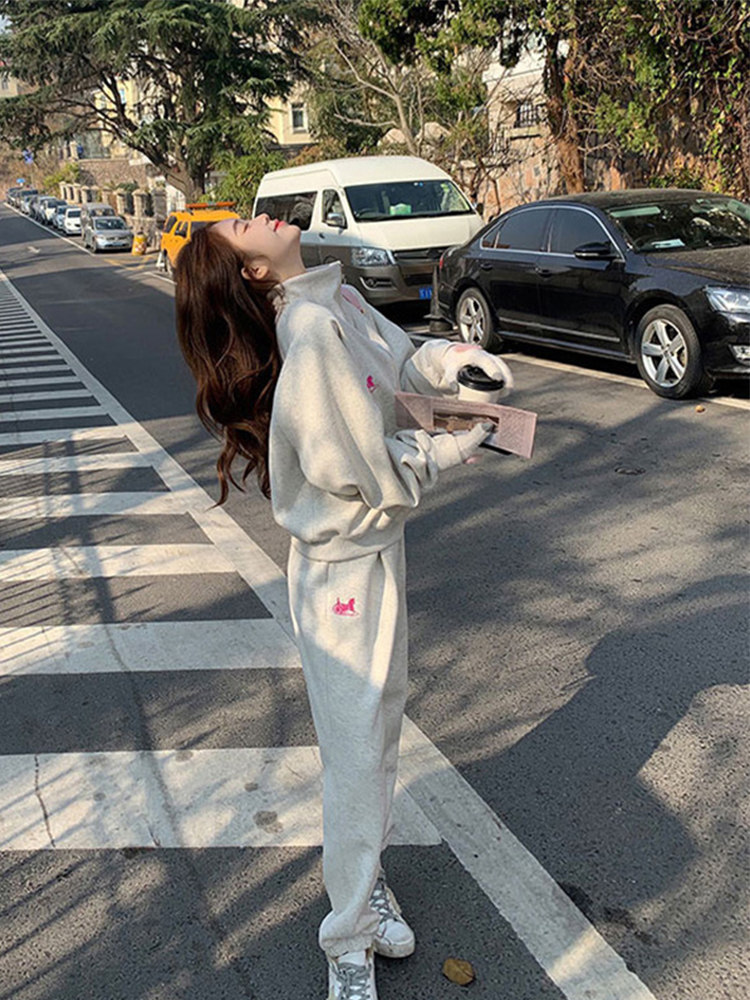 2022 early autumn new European goods high-end sense net red fried street sweater fashion casual sportswear two-piece suit women