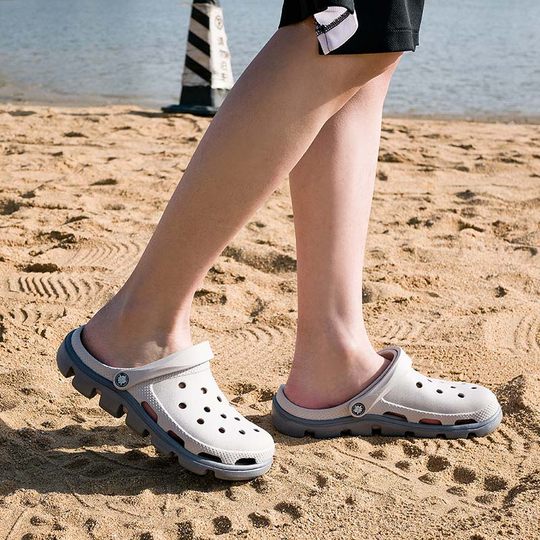 The same style of hole shoes for men in the yearning for 2025 summer new style of outdoor wear bag-toe slippers beach sandals trendy