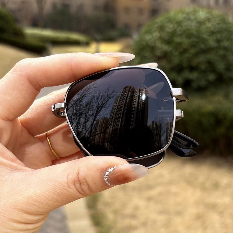 2026 Men's Fashion Folding Polarized Sunglasses Metal Frame Photochromic Sunglasses Square Frame Retro Simple Driving Glasses