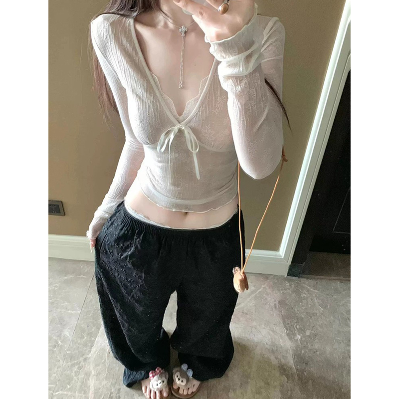 French-Style V-Neck Lace Base Shirt for Women, 2026 New Model, High-End, Slim-Fitting, Stylish and Fashionable Short Top