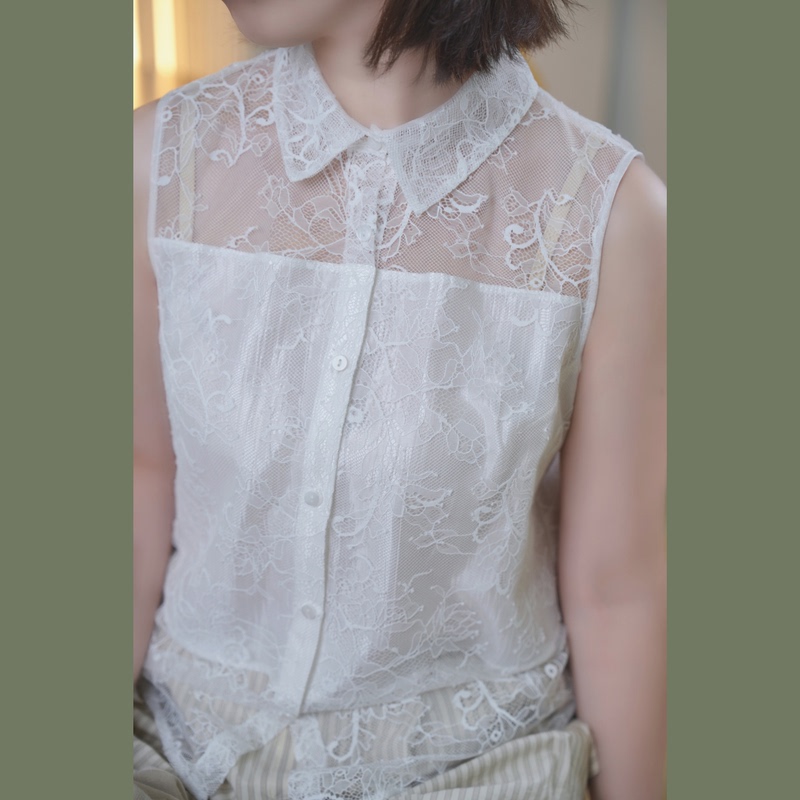 Coexist with Clarity and Elegance ~ a High-End, Sophisticated White Lace Sleeveless Shirt for Commuting, Paired with a Small Blouse for Ol Ladies
