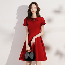 Toast wine usually wear a small engagement dress bride short dress female back to the door in autumn and winter