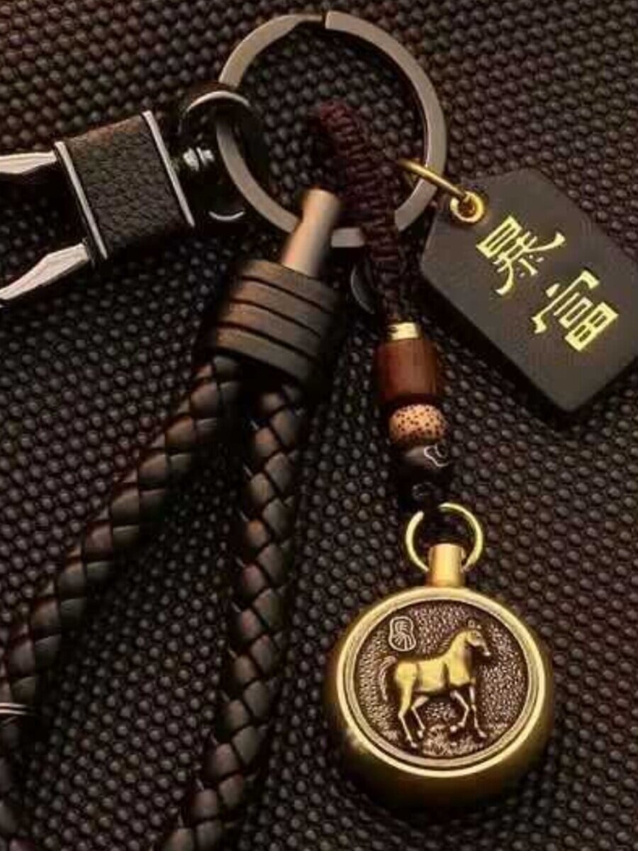 Men's and Women's Car Keychains, Brass Twelve Zodiac Keychains, Handmade Pendants, Retro Creative Men's Money-Turning Hand Ornaments