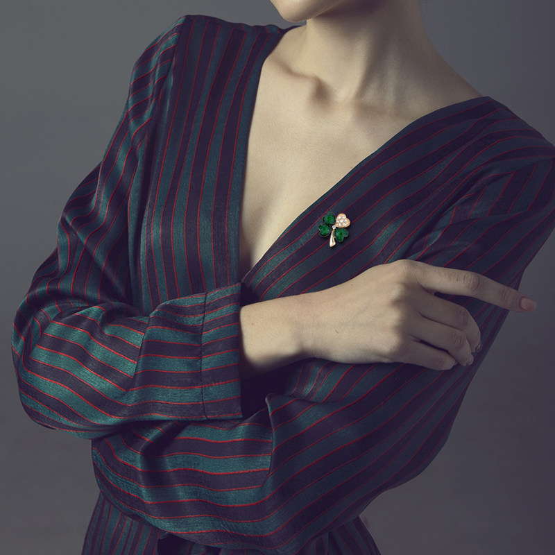 Four-leaf brooch needle female high-end anti-walking creative design chest-bearer wear coat accessories