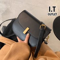 Hong Kong leather fonck2022 new niche design this years popular trendy messenger commuter saddle bag women
