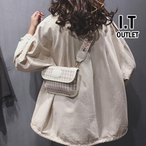 Hong Kong leather fonck2022 new niche design this years popular trendy messenger commuter bag womens all-match