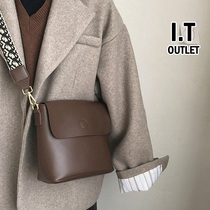 Hong Kong leather fonck2022 new trendy niche design this year popular messenger bucket big bag female autumn and winter