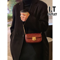 Hong Kong leather fonck2022 new niche design this years popular trendy crossbody chain bag women