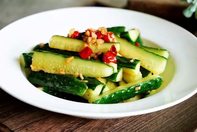 两根黄瓜一把蒜,三分钟做好的开胃凉拌菜