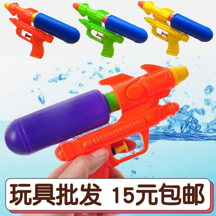 Summer outdoor beach play with sand and water for children and children water gun toy spray water spray bath bath