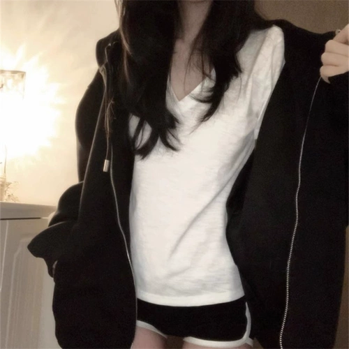 Белая бамбуковая летняя приталенная приятная телу футболка, V-образный вырез