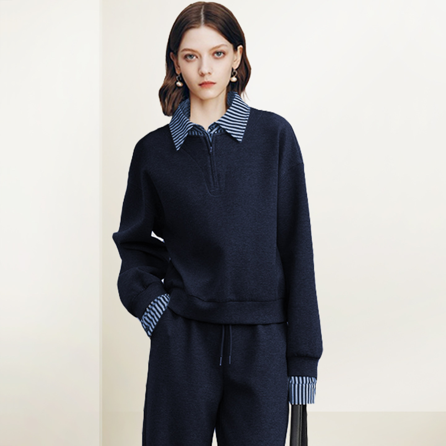 深蓝色卫衣搭配裤子是否时髦？2025年秋冬潮流解读