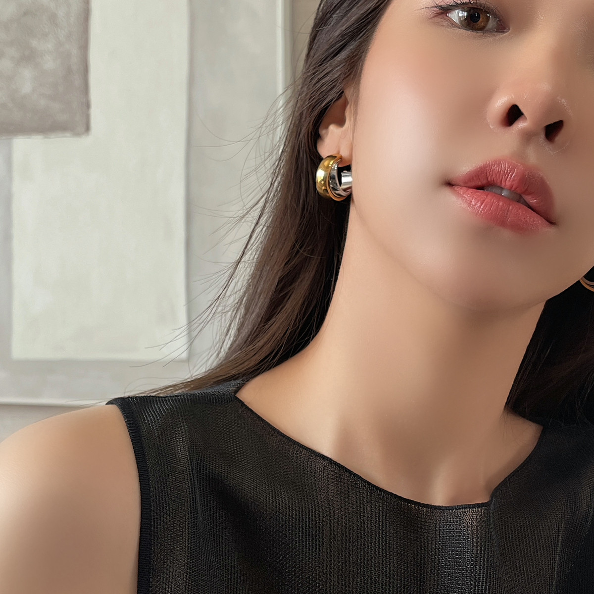 The new tide of the new tide design fashion flow Su's unique personality C - shaped earrings in 2022