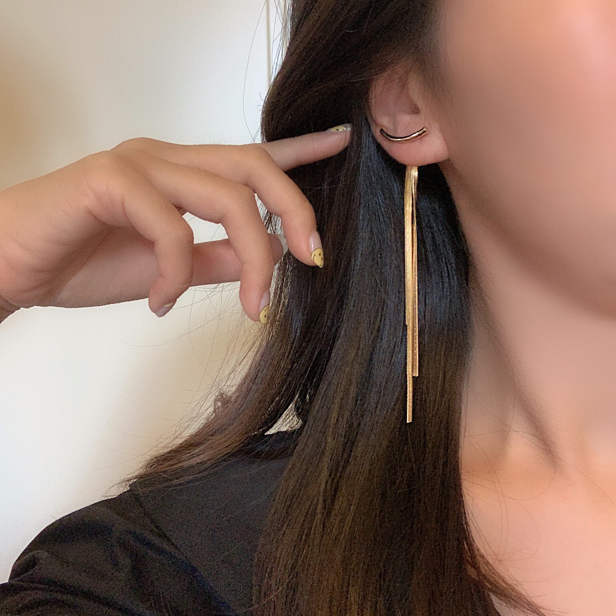 Earrings female niche design sense high-end 2022 new foreign style Su temperament celebrity small cochlea long ear bone nails