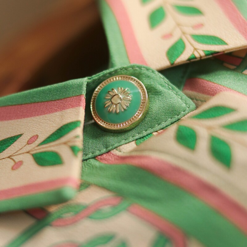 Spot too beautiful with a light and elegant green ~ early spring fresh retro retro style floral printed genuine silk shirt ME615