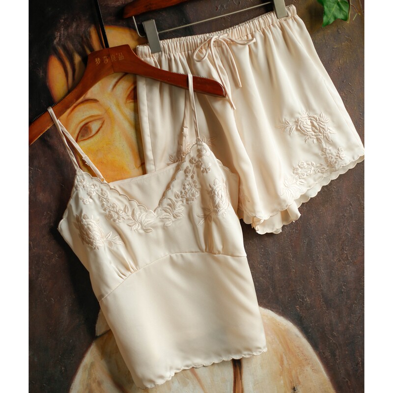 The sharp goods are well-moved ~ upper body and implored love to no good embroidery V collar sling shorts suit MF468