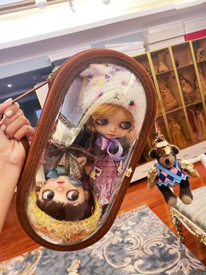 taobao agent BLYTHE small cloth bjd6 points baby bag out of the bag out of the space cabin oblique cross baby bag twins brown suede