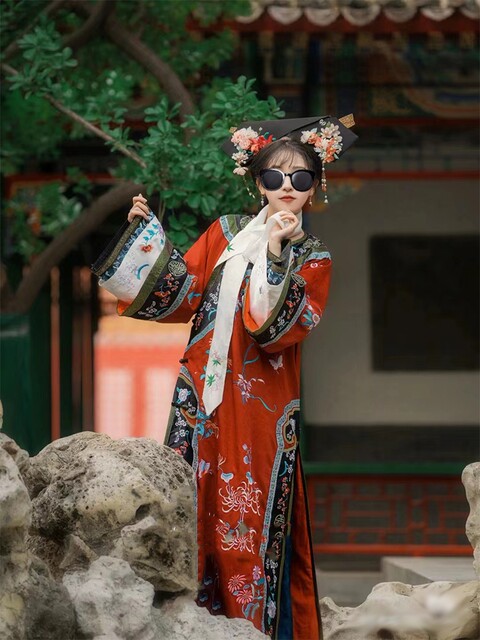 Forbidden City Popular Photo Spot Qing Dynasty Princess-Style Red Large-Sleeved Flag Costume Travel Photography Performance Outfit Fully Embroidered Women's Clothing