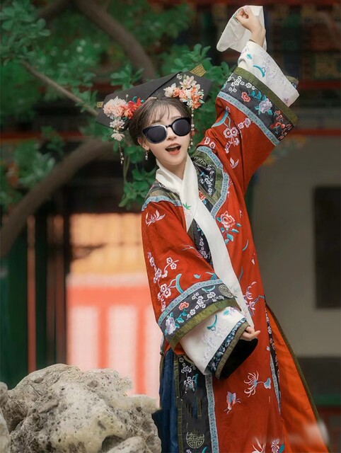Forbidden City Popular Photo Spot Qing Dynasty Princess-Style Red Large-Sleeved Flag Costume Travel Photography Performance Outfit Fully Embroidered Women's Clothing