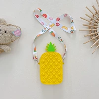 Желтый большой мобильный телефон