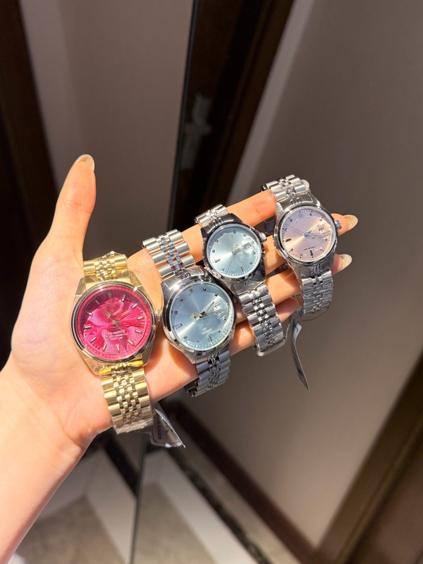 Same Style as Saturn~ East Queen Mother Champagne Gold Fashionable Versatile Hot-Selling Steel Strap Waterproof Non-Fading Women's Watch Gift