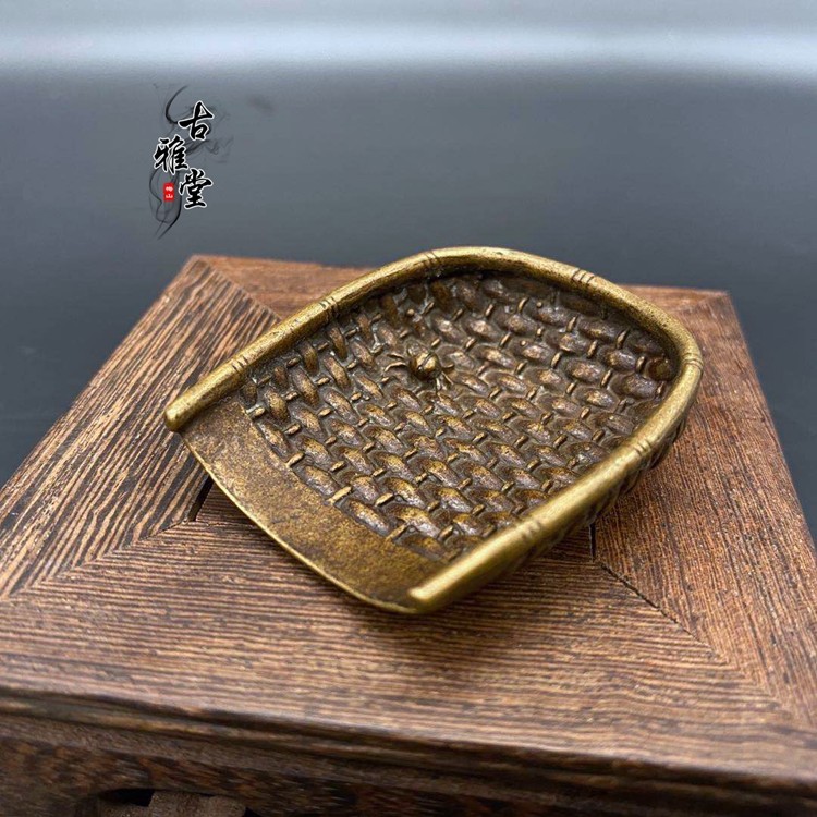 Vintage brass solid small dustpan brass bamboo basket small basket ornament table top small bronze love tea pet handle piece