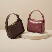 Womens bag original niche design cowhide fashion crocodile pattern retro womens portable cross bag womens bag