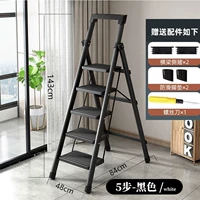 Толстая и высокая черная ступенчатая лестница