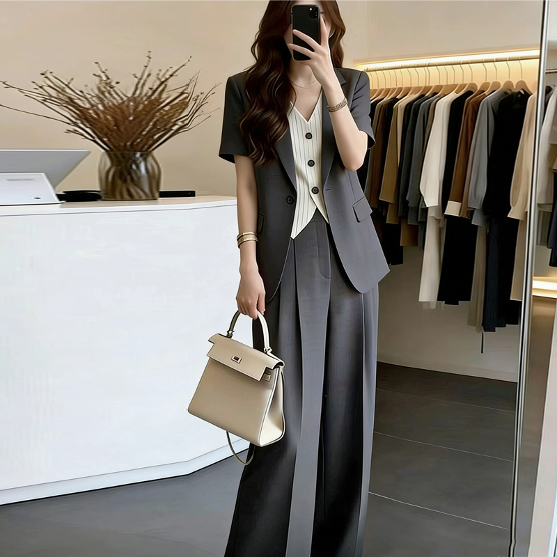 Plus Size Fake Two-Piece Short-Sleeved Thin Blazer for Women 100kg Fat mm Professional Workwear Wide-Leg Pants Suit Summer Plus Size Fake Two-Piece Short-Sleeved Thin Blazer for Women 100kg Fat mm Professional Workwear Wide-Leg Pants Suit Summer