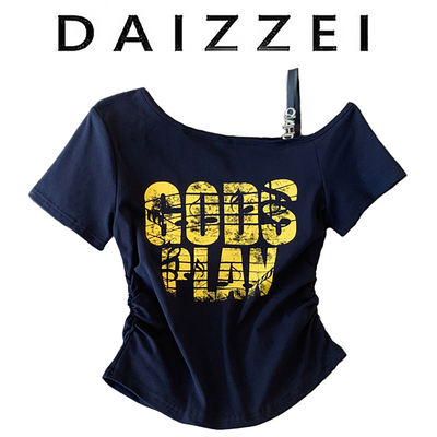 DAIZZEI~ American hot girl off-the-shoulder T-shirt for women's summer, new printed off-the-shoulder short-sleeved loose, slimming, off-the-shoulder top