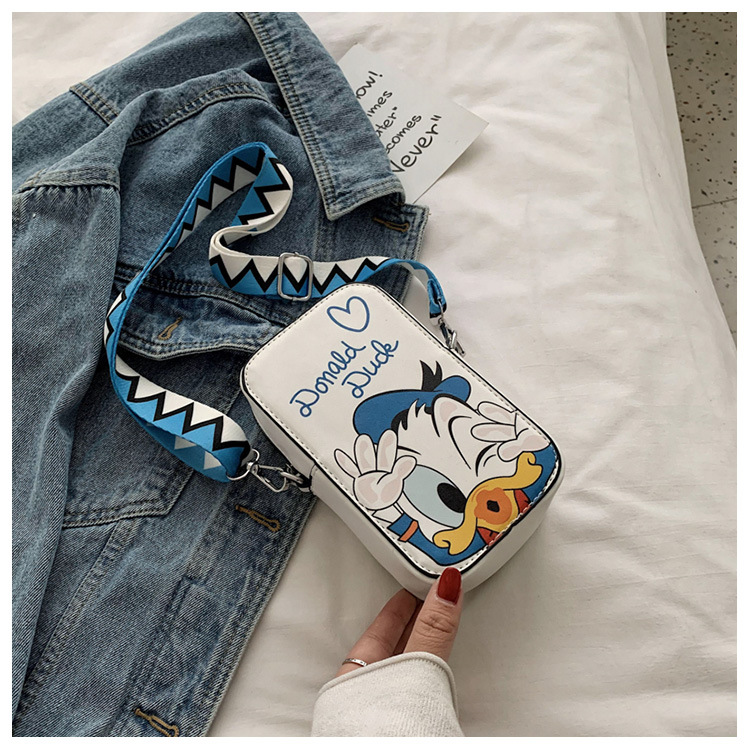 Donald DuckDonald Duck Inclined shoulder bag lovely Mickey girl Put the phone Small bag Wide shoulder strap Vertical section student Lipstick Small square bag