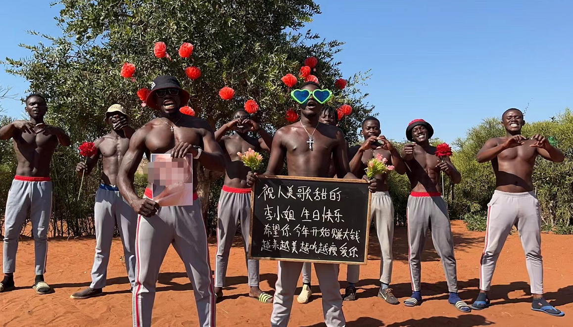 非洲举牌祝福发展史-非洲举牌祝福一次多少钱黑人生日祝福视频怎么买