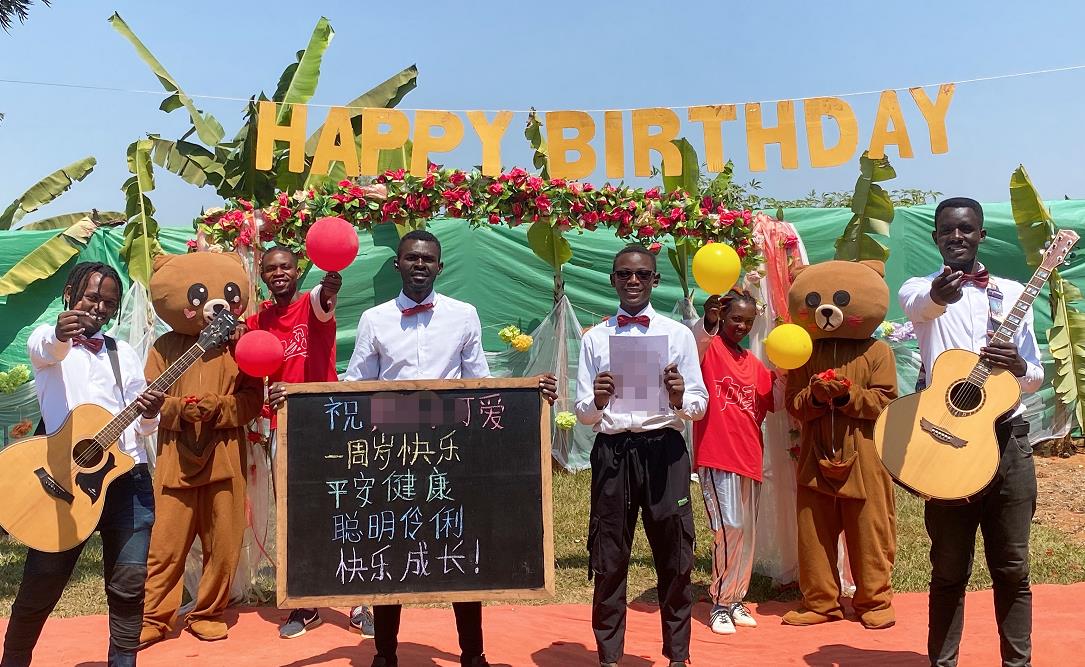  找非洲人录祝福视频多少钱？非洲人举牌喊话生日祝福视频怎么做做？黑人祝福视频找不到了