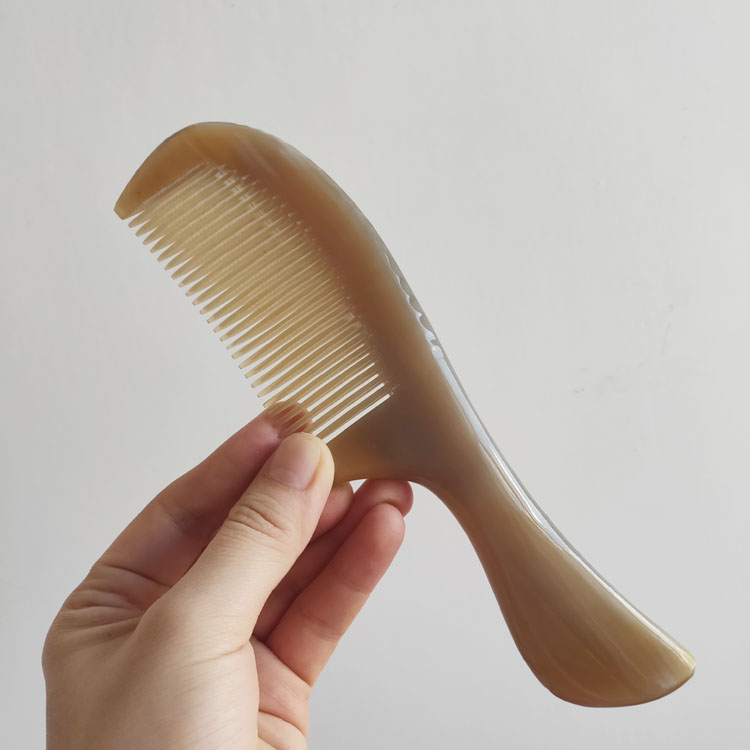 Famous character - maker color Old white buffalo corner comb round handle large - teeth straight - tooth massage comb anti - static