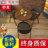 Обсудить таблицу и стулья Комбинация простой прием гостевого отдыха.