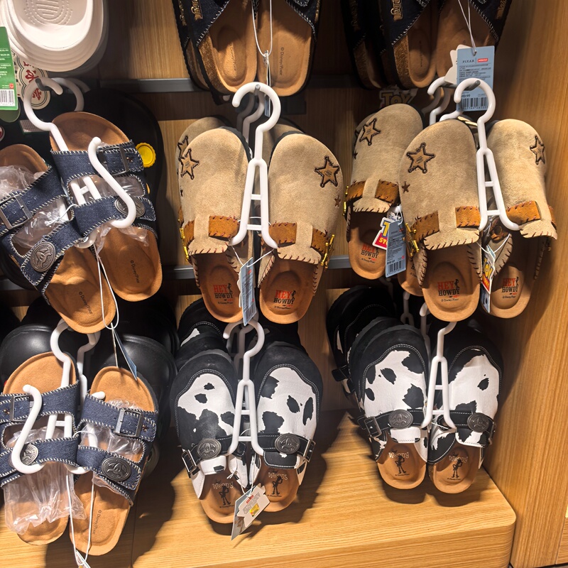 Miniso Disney Toy Story Series Double-Strap Cow Print Closed-Toe Fashion Slippers Miniso Disney Toy Story Series Double-Strap Cow Print Closed-Toe Fashion Slippers