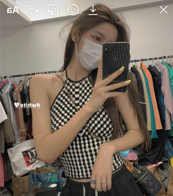 Black and white checkered halter-neck vest, a niche and small halter top for women, a thin outerwear that is purely for a slimming look, a short sleeveless top that is trendy