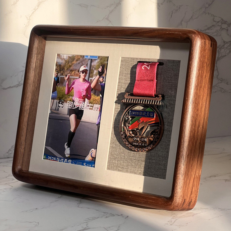 High-End Hollow Marathon Medal Display Frame Made of Solid Wood for Hanging Medals and Badges, Storage Photo Frame, Tabletop Display, Wall Hanging