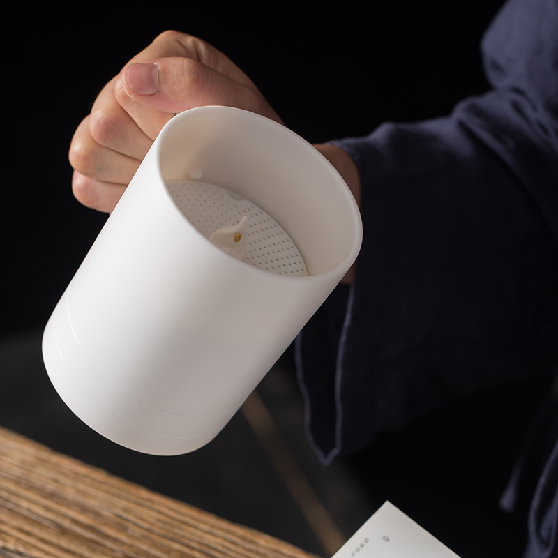 Handmade white porcelain office cup with lid Tea filter cup Office household large capacity creative mug custom