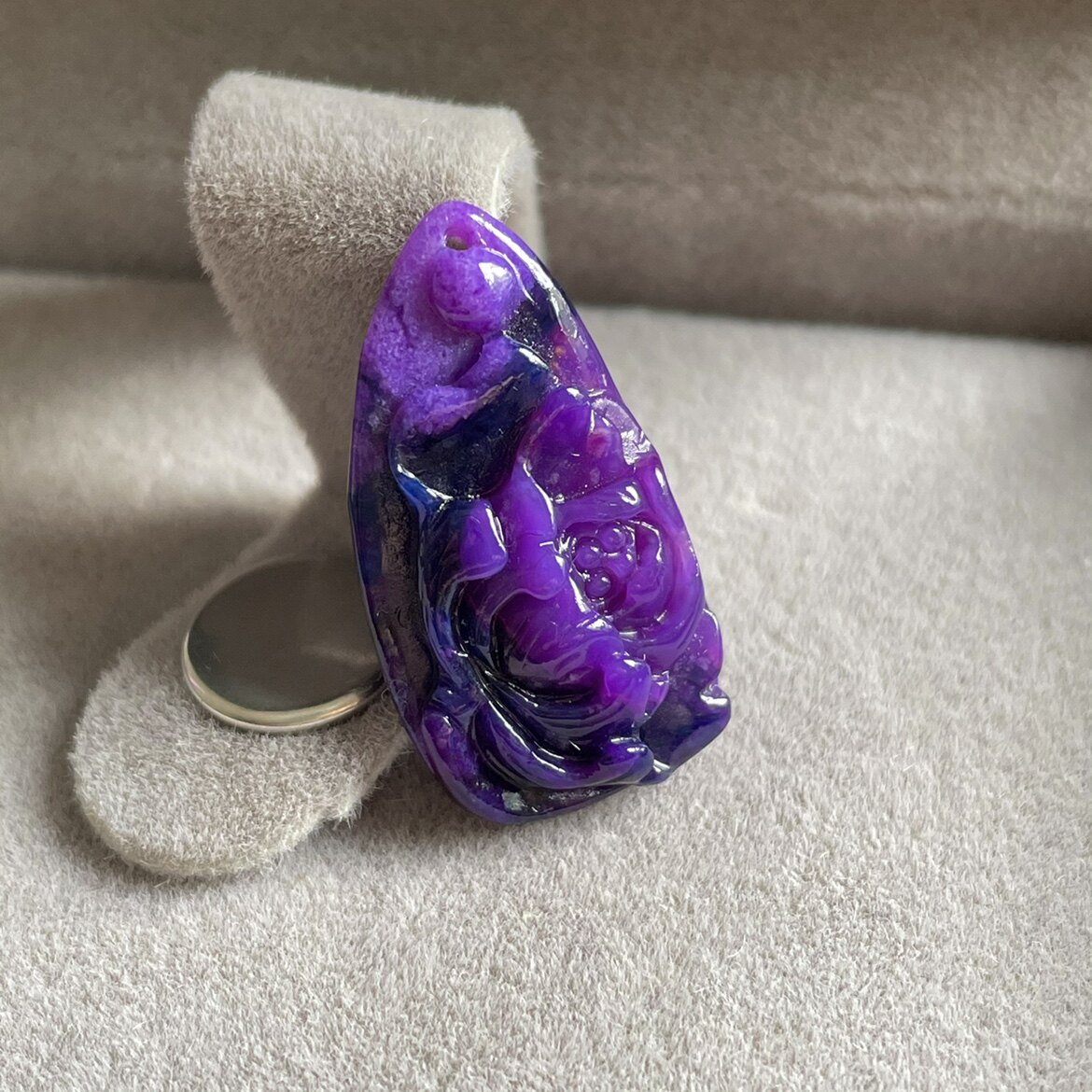 醒走 天然舒俱来老料玉化果冻皇家紫色雕刻牡丹花朵小牌吊坠雕件