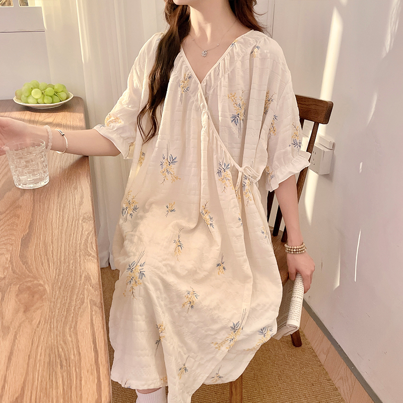 夏の女性用レースアップ着物ナイトドレス、雲綿の半袖、薄手のスタイル、甘い小さな黄色の花、妊婦の産前ホームウェアとパジャマ