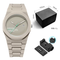 Замазка серого костюма