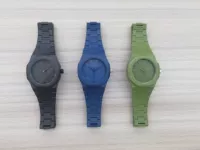 Без рукавого маслянистого черного