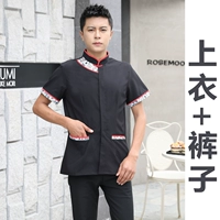 Черный топ с короткими рукавами + брюки.