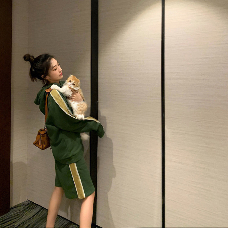 Small sub-high suit women's spring autumn 2021 new foreign pie cut-age casual long sleeve thick cotton T shorts two-piece set