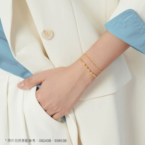 周生生 Вода Ripples Gold Horn Foots Простая тонкая ручная рога женская модель 09240B по цене