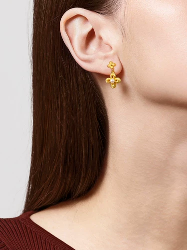 周生生 Золотые серьги MINTYGREEN Micro Sugar Series с жемчугом и сиреневым цветком 95788E