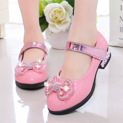 Маленькая кожаная туфли для девочек Princess Shoes 2024 Весна и осень новая мягкая база в мягком дне, большие дети заострены на высоких уровнях обуви для обуви для студентов