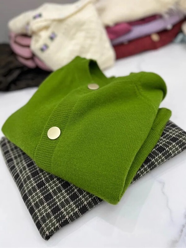 High-End European Style 2024 New Trendy Beautiful White-Enhancing Green Sweater Knitted Cardigan Jacket for Women in Autumn and Winter